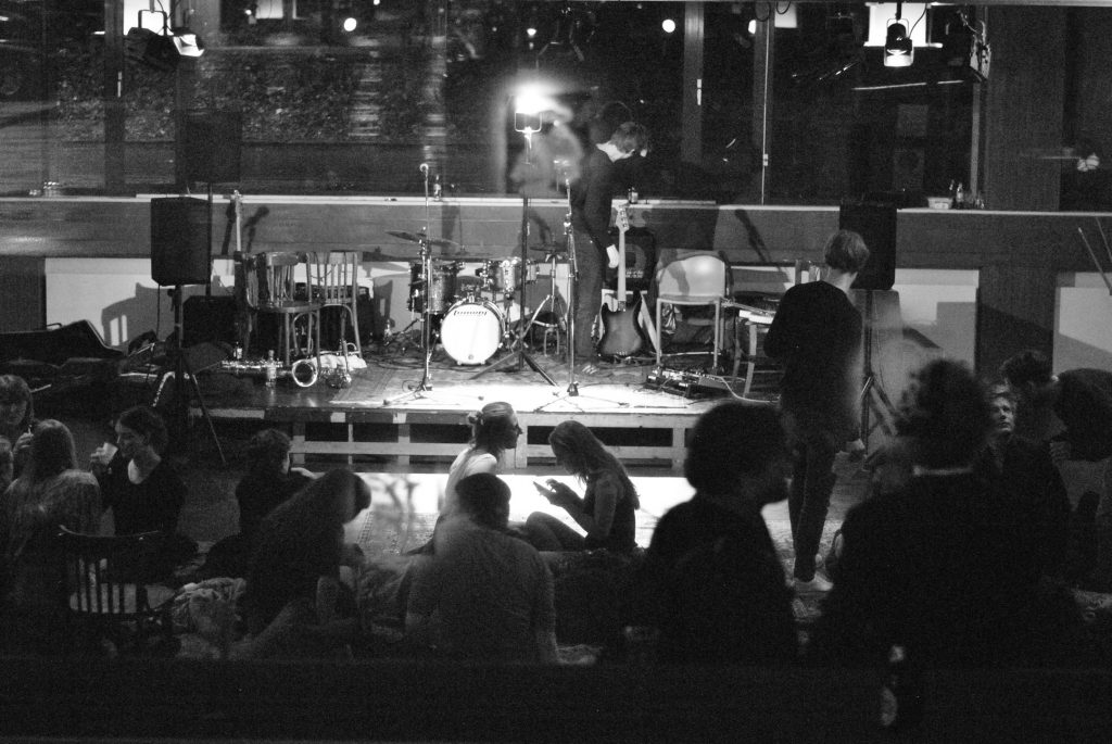 dans dichter dans, spoken word, text on stage